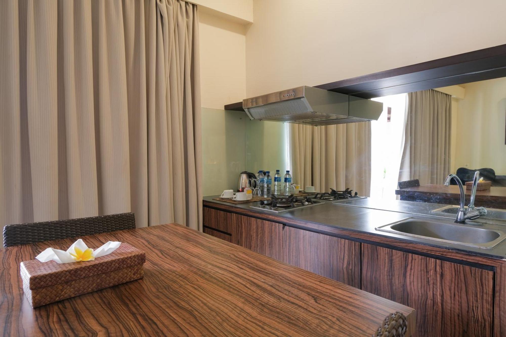 Swiss-Belcourt Sunset Aparthotel Семиняк Екстериор снимка